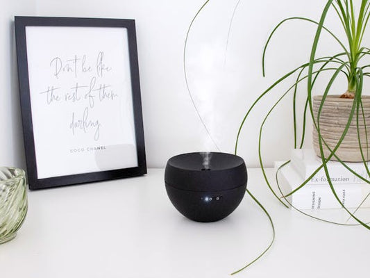 Bild vom Aroma Diffuser Jasmine steht auf einem Schrank