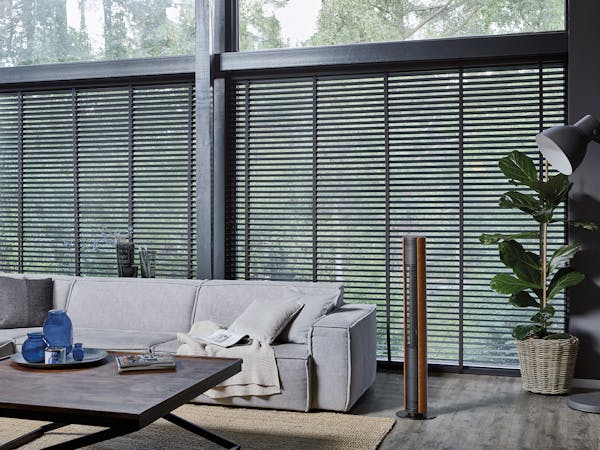 Bild vom Turmventilator Peter in Cognac neben einem Sofa