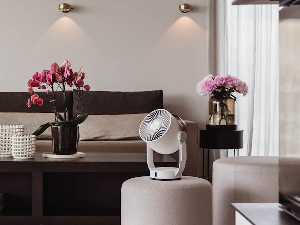 Bild vom Ventilator Leo von Stadler Form auf einem Hocker