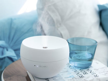 Bild vom Aroma Diffuser Jasmine in weiss steht auf einem Buch
