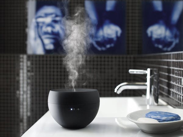 Bild vom Aroma Diffuser Jasmine steht vorm Waschbecken