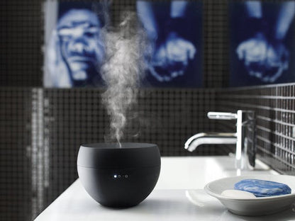 Bild vom Aroma Diffuser Jasmine steht vorm Waschbecken