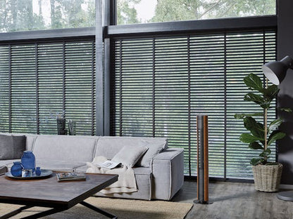 Bild vom Turmventilator Peter in Cognac neben einem Sofa