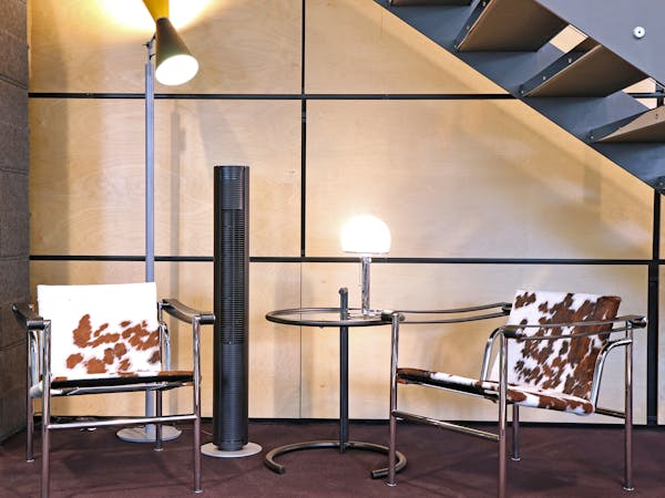 Bild vom Turmventilator Peter in Schwarz neben einem Tisch