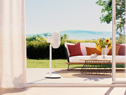 Bild vom Ventilator Finn in weiss auf der Terasse