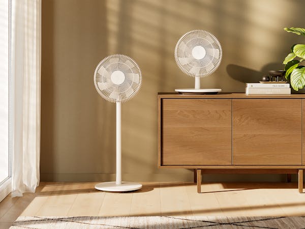 Bild vom Ventilator Finn in weiss neben einem Schrank