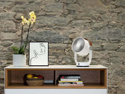 Bild vom Ventilator Leo von Stadler Form auf einem Schrank