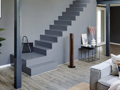 Bild vom Turmventilator Peter in Cognac neben einer Treppe